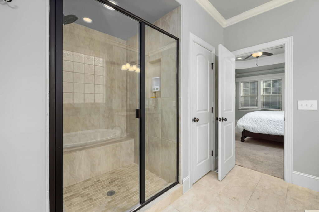 What Are Pivot Shower Doors?缩略图